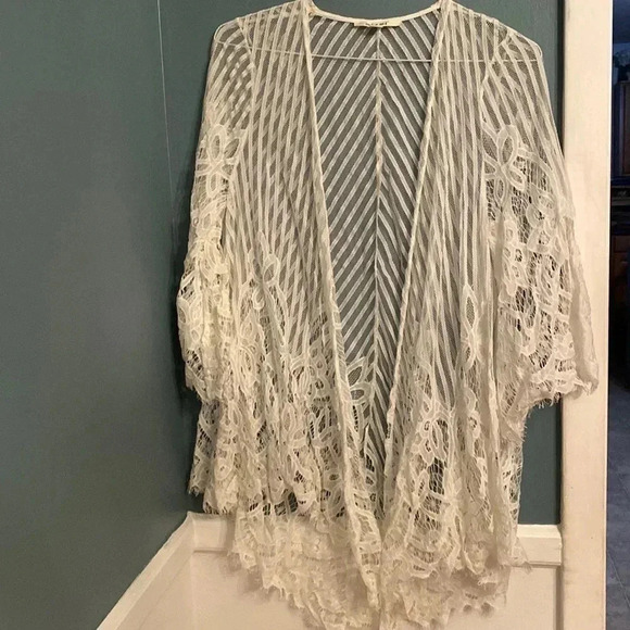 Lace cover up - Picture 1 of 4